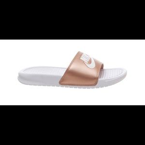 Nike wmn Benassi white metallic red bronze slides